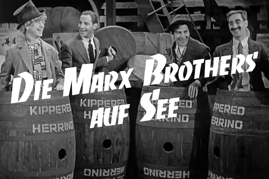 Das Standbild aus dem Film 'Die Marx Brothers auf See' zeigt die vier Marx Brothers in Holzfässern stehend und den Schriftzug 'Die Marx Brothers auf See'.