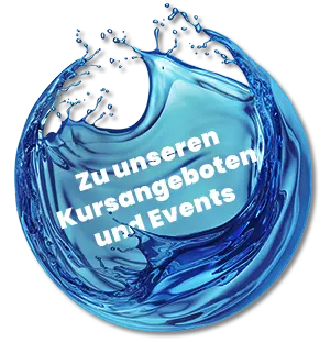 Das Bild zeigt Wasser angeordnet in einer Kugelform. Darüber ist der Text 'Zu unseren Kursangeboten und Events' positioniert.